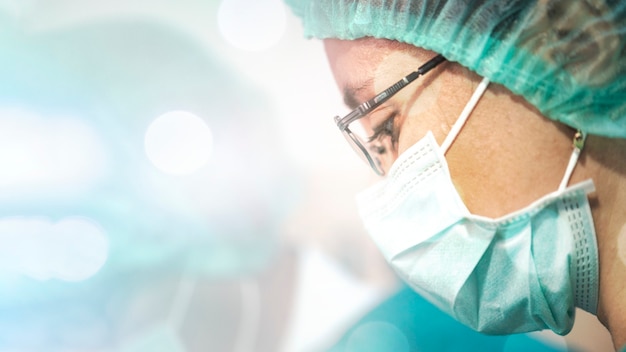 무료 사진 코로나바이러스 감염을 예방하기 위해 수술용 마스크를 쓴 의사