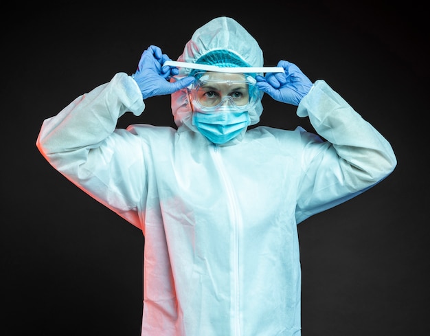 Foto gratuita medico che indossa attrezzature mediche pandemiche