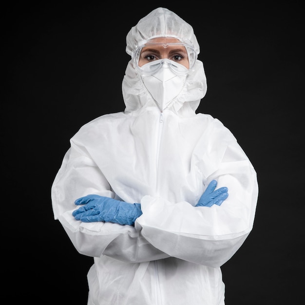 Foto gratuita medico che indossa abbigliamento medico pandemico