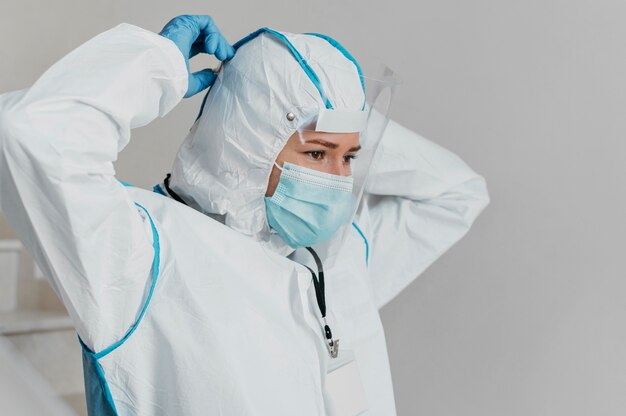 바이러스 예방 장비를 착용하는 의사