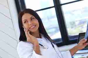 Free photo doctor wearing white robe and stethoscope