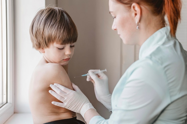 백신 접종을받는 아이와 의사