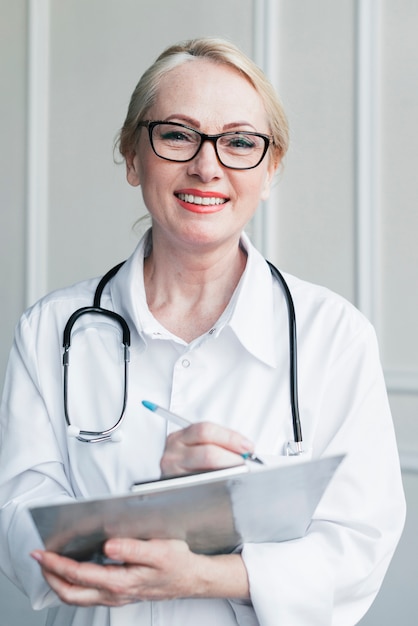 Foto gratuita dottore con una relazione medica