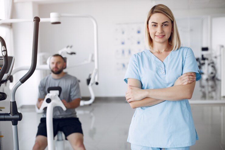 Free Photo doctor with a patient in physiotherapy clinic