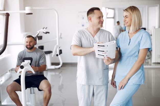 Free photo doctor with a patient in physiotherapy clinic