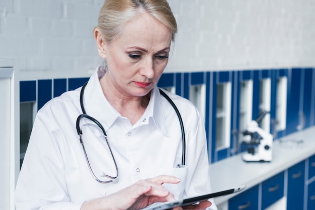 Free photo doctor with a stethoscope and a tablet