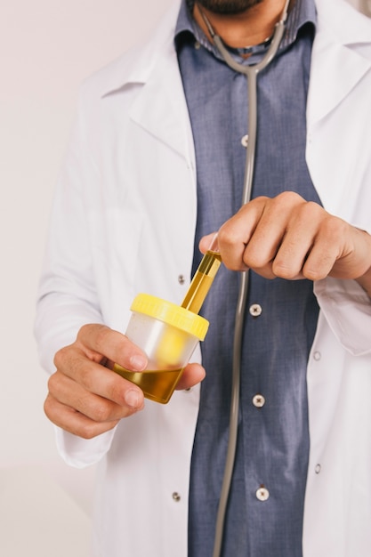 Free photo doctor with urine test