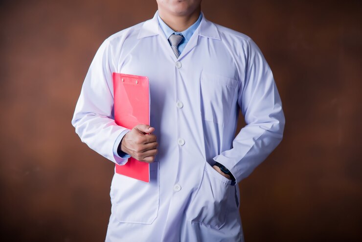 無料Photo クリップボードを持って働く医師