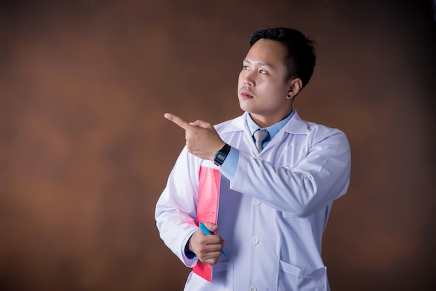 Free photo doctor working holding a clipboard