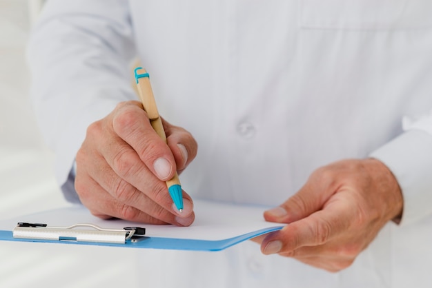 Foto gratuita scrittura del medico sul primo piano della lavagna per appunti