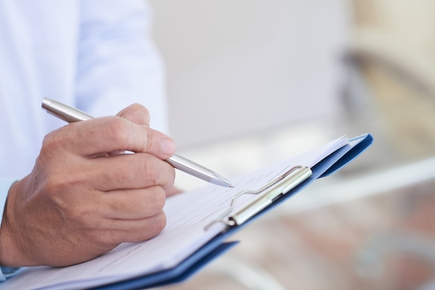 Free photo doctor writing a prescription