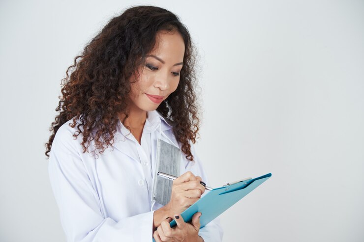Free Photo doctor writing a treatment