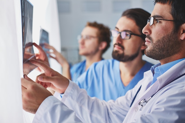 Free photo doctors checking an x-ray