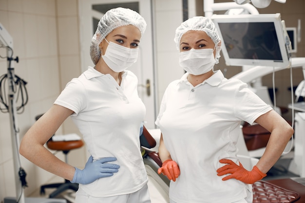 無料写真 特別な制服を着た医師歯科医は保護マスクを着用女の子はカメラを見る