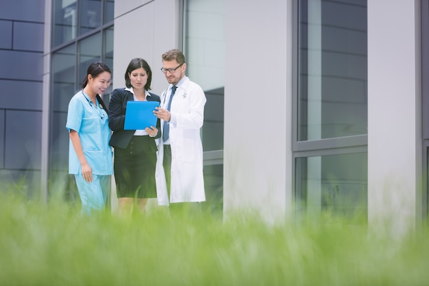 Free photo doctors and nurse discussing over report