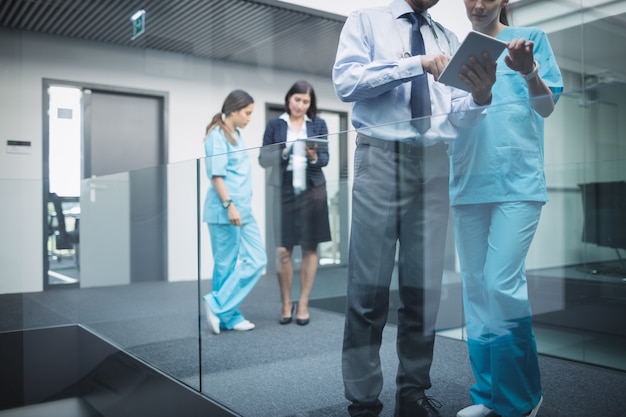 Free photo doctors and nurses discussing over digital tablet