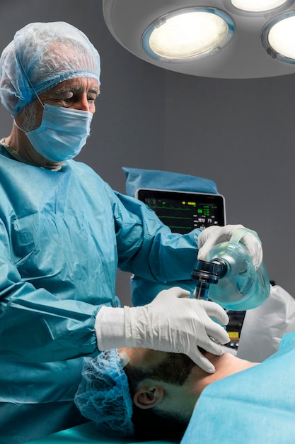 Foto gratuita medici che si preparano per una procedura chirurgica