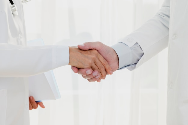 Free photo doctors shaking hands close-up