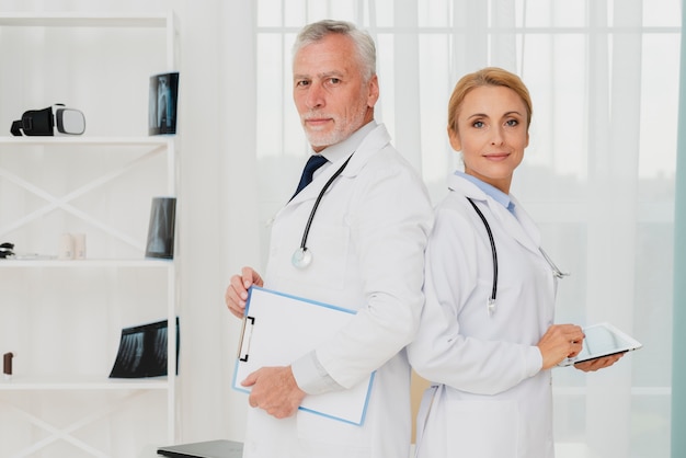 Free photo doctors standing back to back