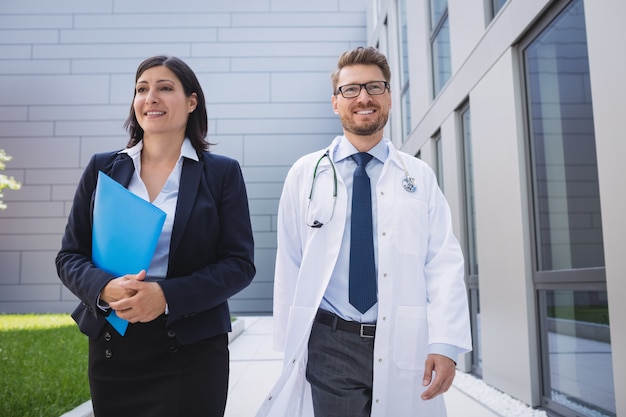 Medici che camminano insieme nei locali dell'ospedale