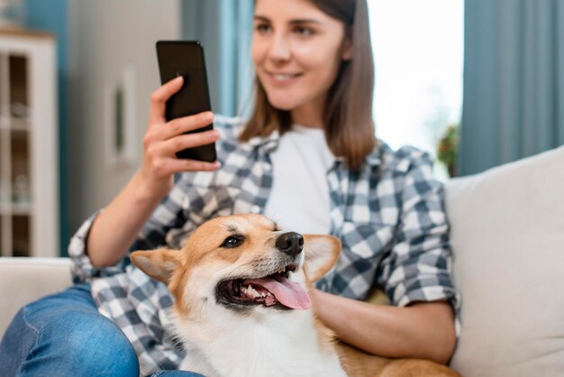 女性に愛撫されている犬