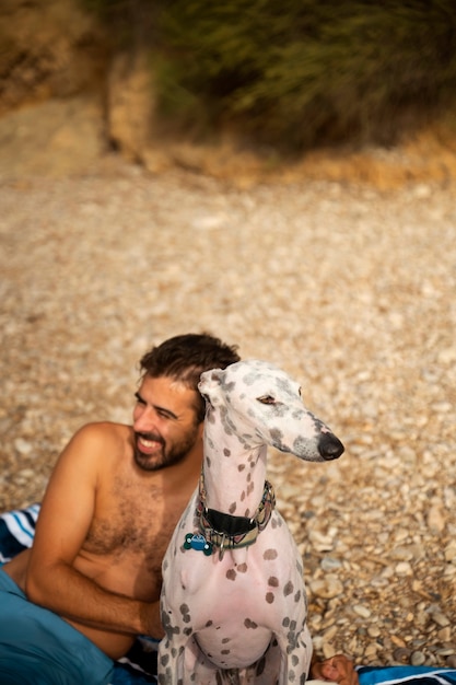 ビーチで楽しんでいる犬