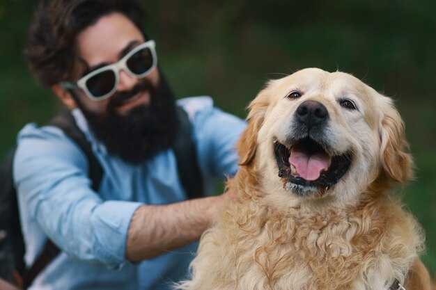 犬と彼の所有者-クールな犬と楽しんでいる若い男