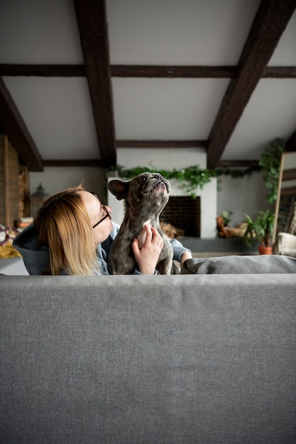 Foto gratuita stile di vita del cane e cura con il proprietario