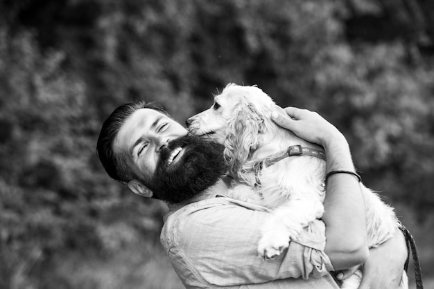 子犬の犬学者とラブラドール屋外の男と犬の恋人の男 Premium写真