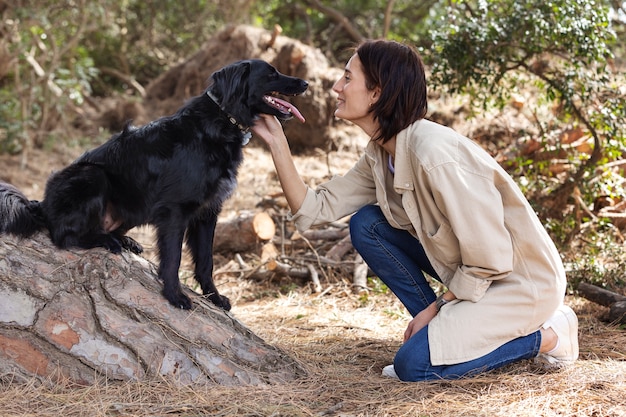 ペットと対話する犬のトレーナー