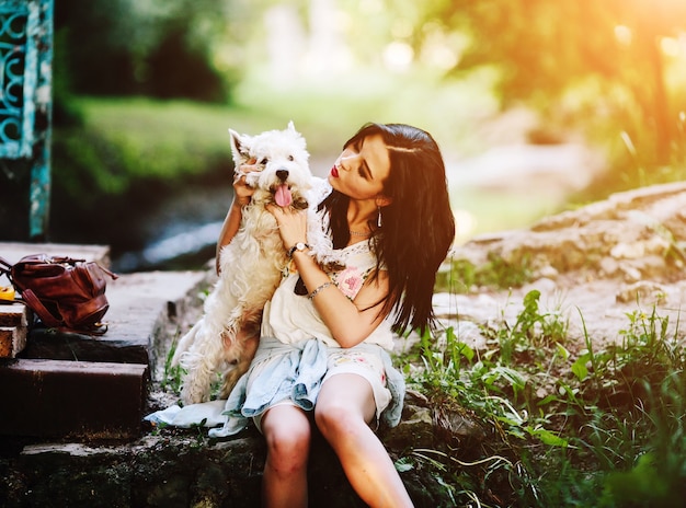 屋外で犬白い子犬草