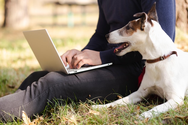 Foto gratuita cane con proprietario e laptop