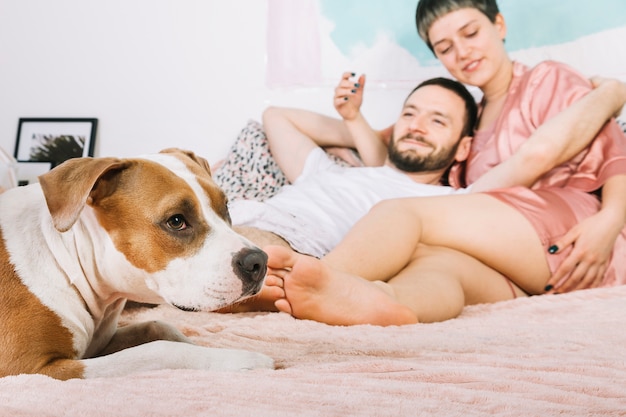 Foto gratuita cane con i proprietari durante la mattinata