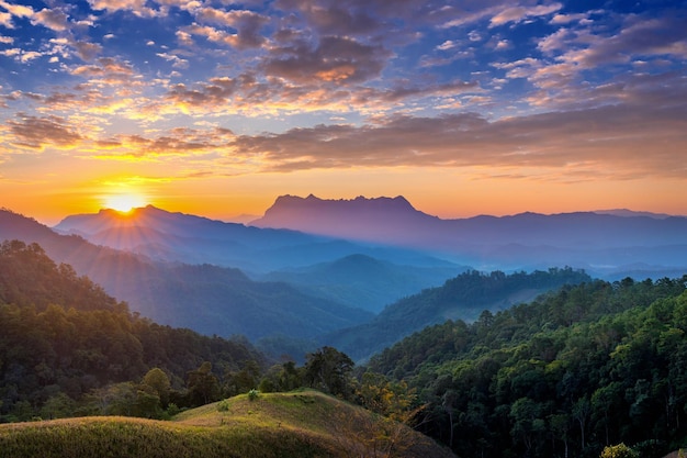 タイのチェンマイの日の出のドイルアンチェンダオ山脈