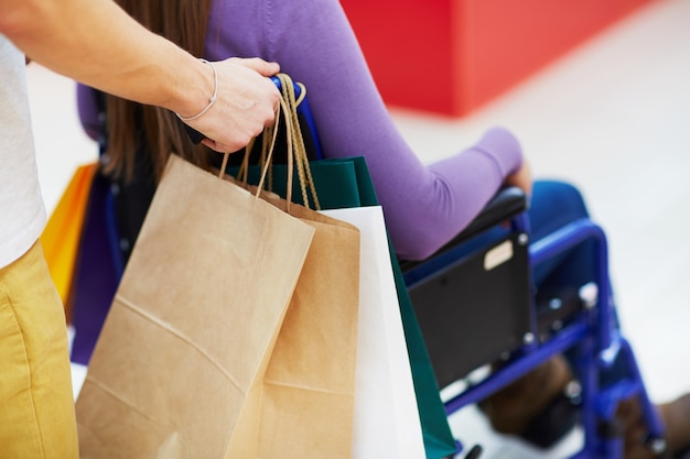 Foto gratuita fare shopping con portatori di handicap