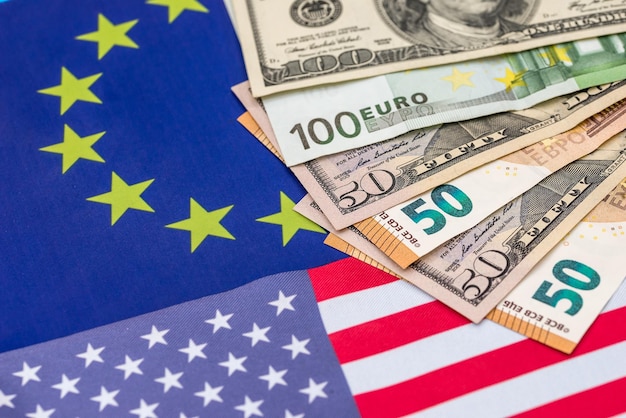 国旗​の​ドル​紙幣​と​ユーロ​紙幣