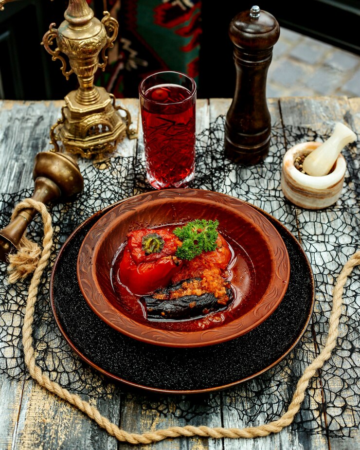 Бесплатный Фотография долма с фаршированным мясом в запеченных помидорах и баклажанах