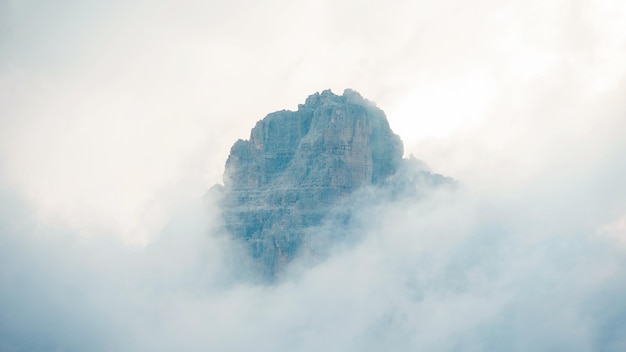 이탈리아의 백운석 알프스 봉우리