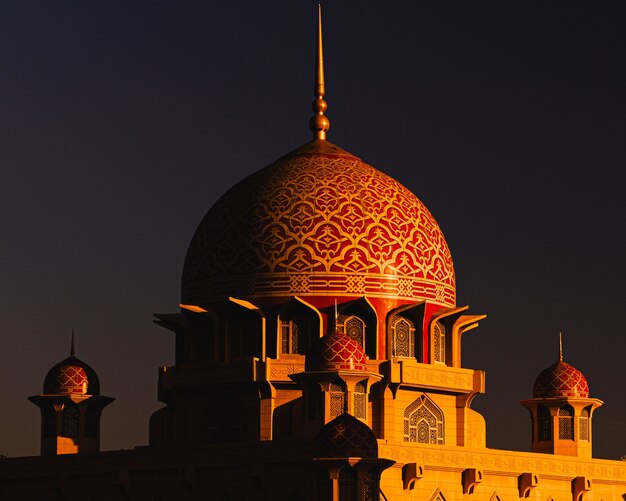 Купол мечети Путра в Малайзии на закате