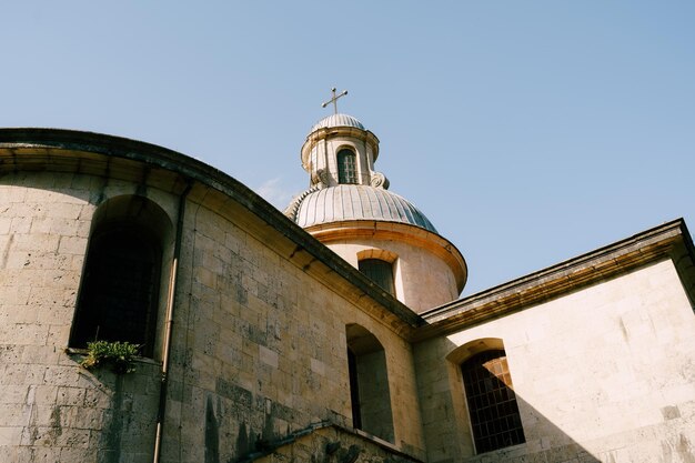 Prcanj의 처녀 탄생 교회 지붕에 십자가가 있는 돔