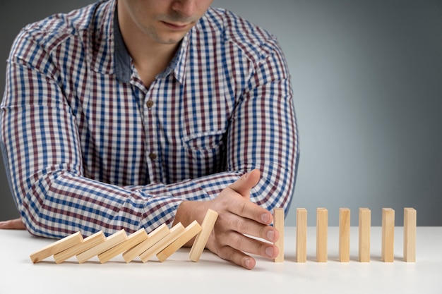 I blocchi di domino cadono