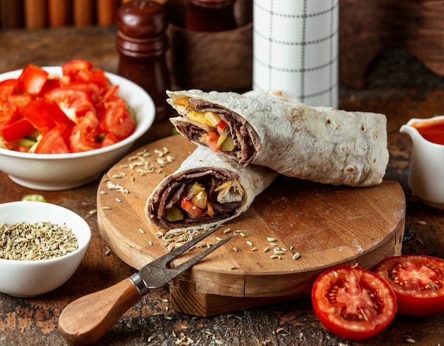 Doner in lavash served with tomato