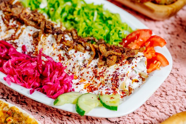 사워 크림과 얇게 썬 야채에 doner