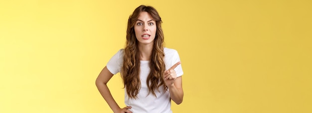 Foto gratuita non chiamarmi bambina arrabbiata arrabbiata ragazza dai capelli ricci che si lamenta di cattivo comportamento proibisce qualcosa