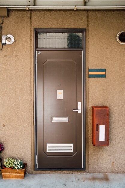 дверь в квартиру в японском стиле