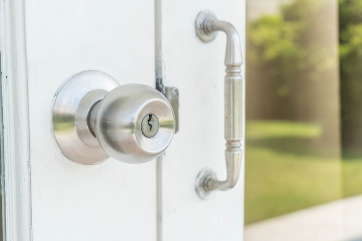 Free Photo door knobs or aluminum door