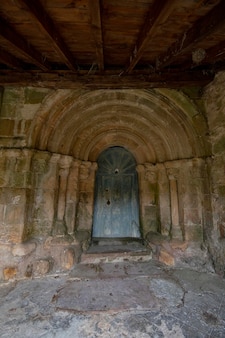 Дверь романской церкви санта-хулиана в альдуэзо