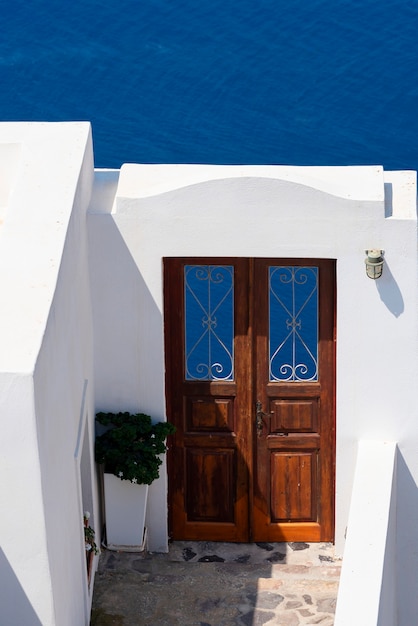 Free photo door in oia, santorini, greece