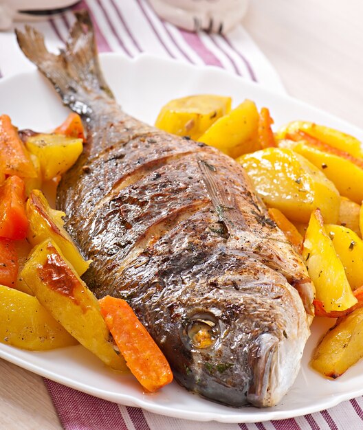 Dorada baked with potatoes