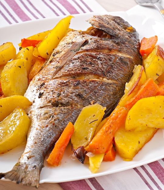 Dorada baked with potatoes